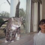 Marie Pier avec pitchou dans la fen�tre